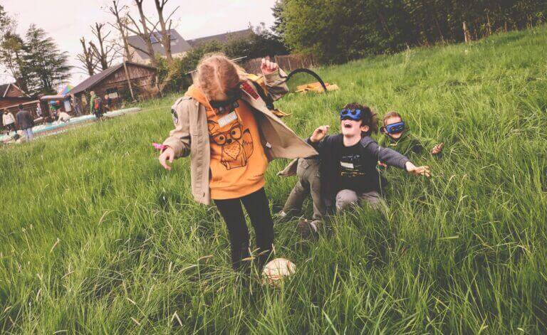 Kinderen met brillen en voetbal