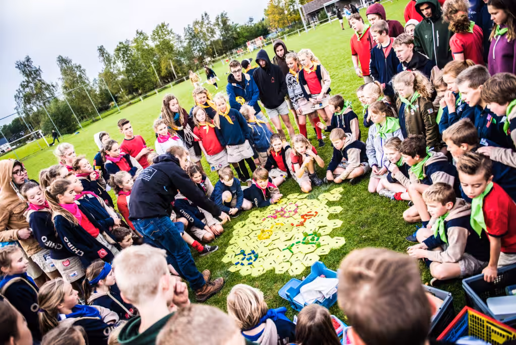 Scouts spelen spel op grasveld