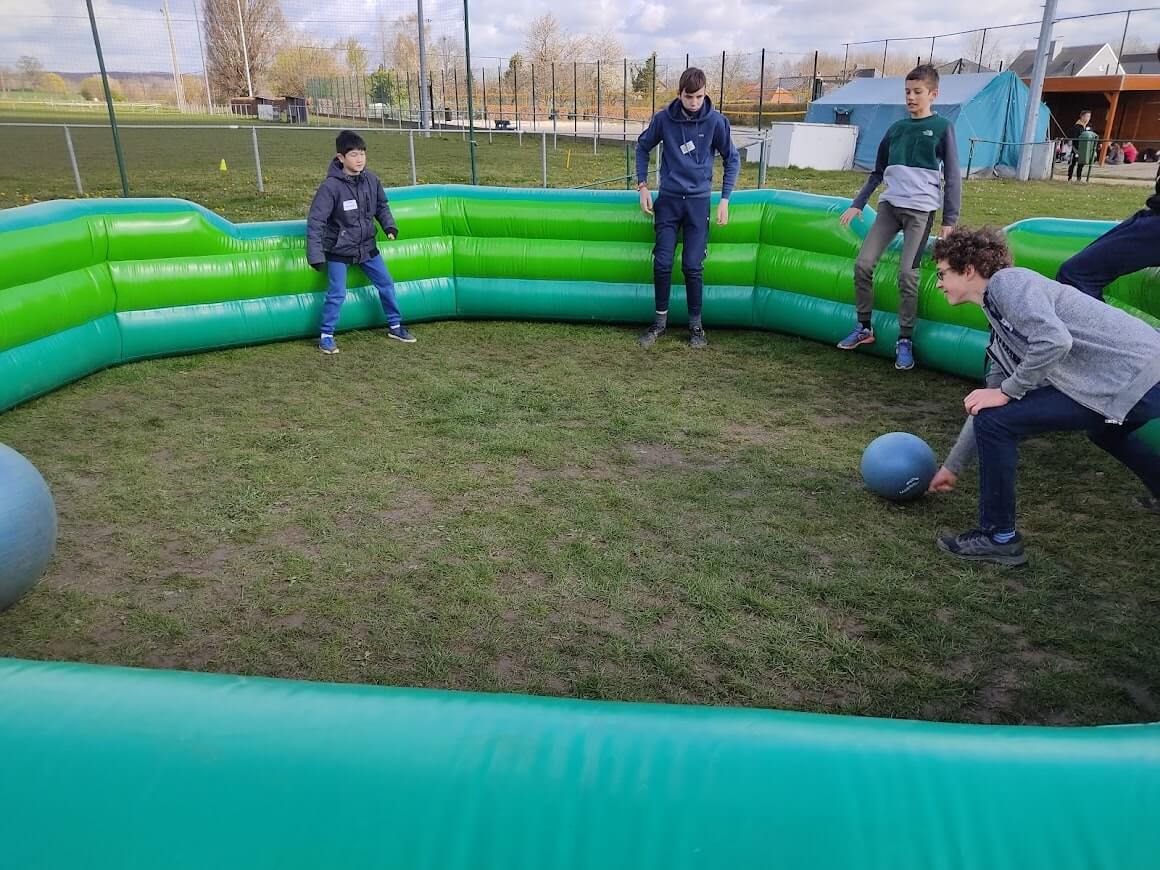 Gaga ball jongen gebukt