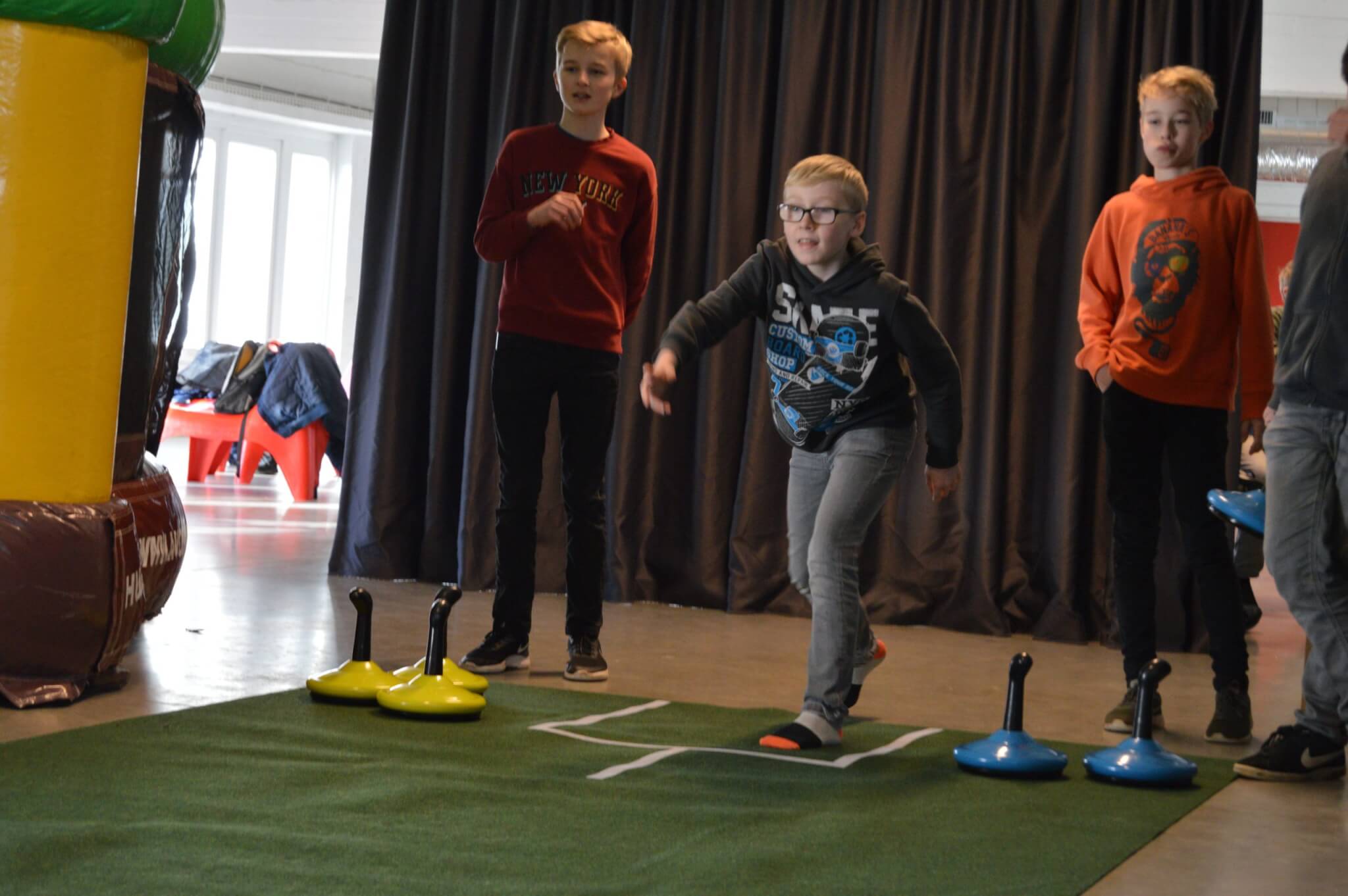 Indoor curling jongen met bril