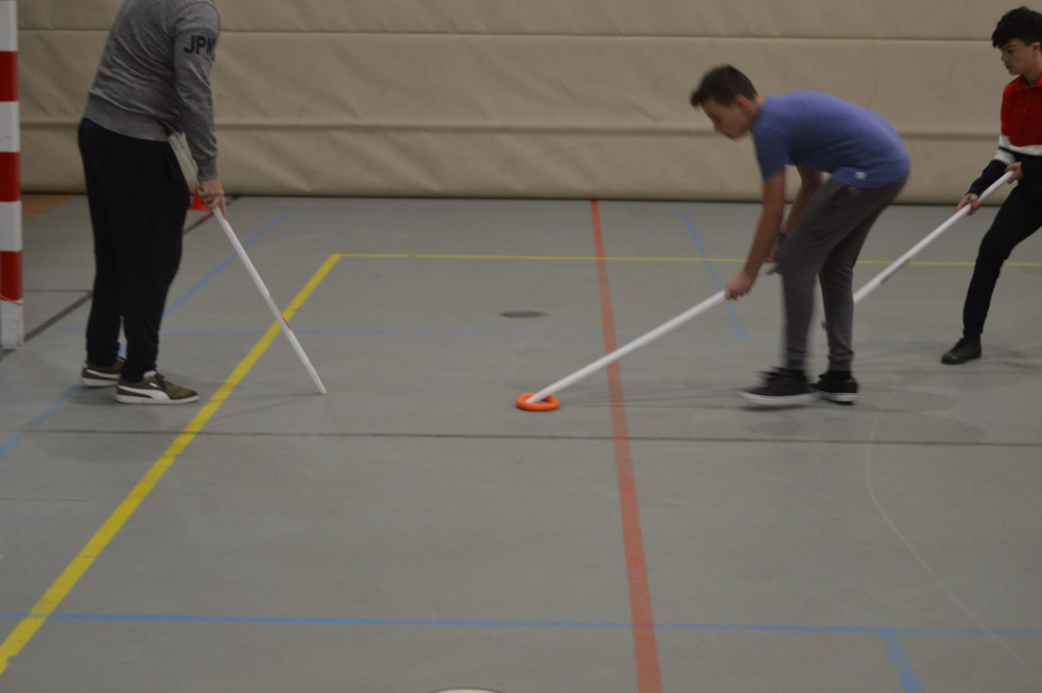 Jongen speelt gym ringette