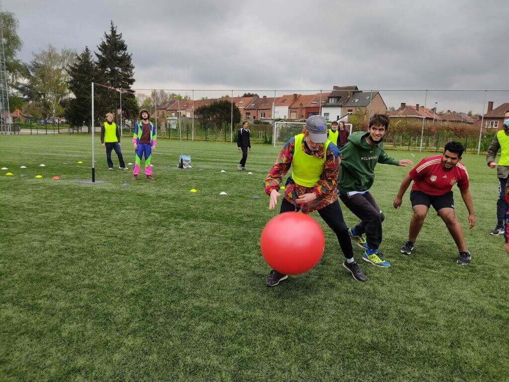 Jongeren spelen knalbal