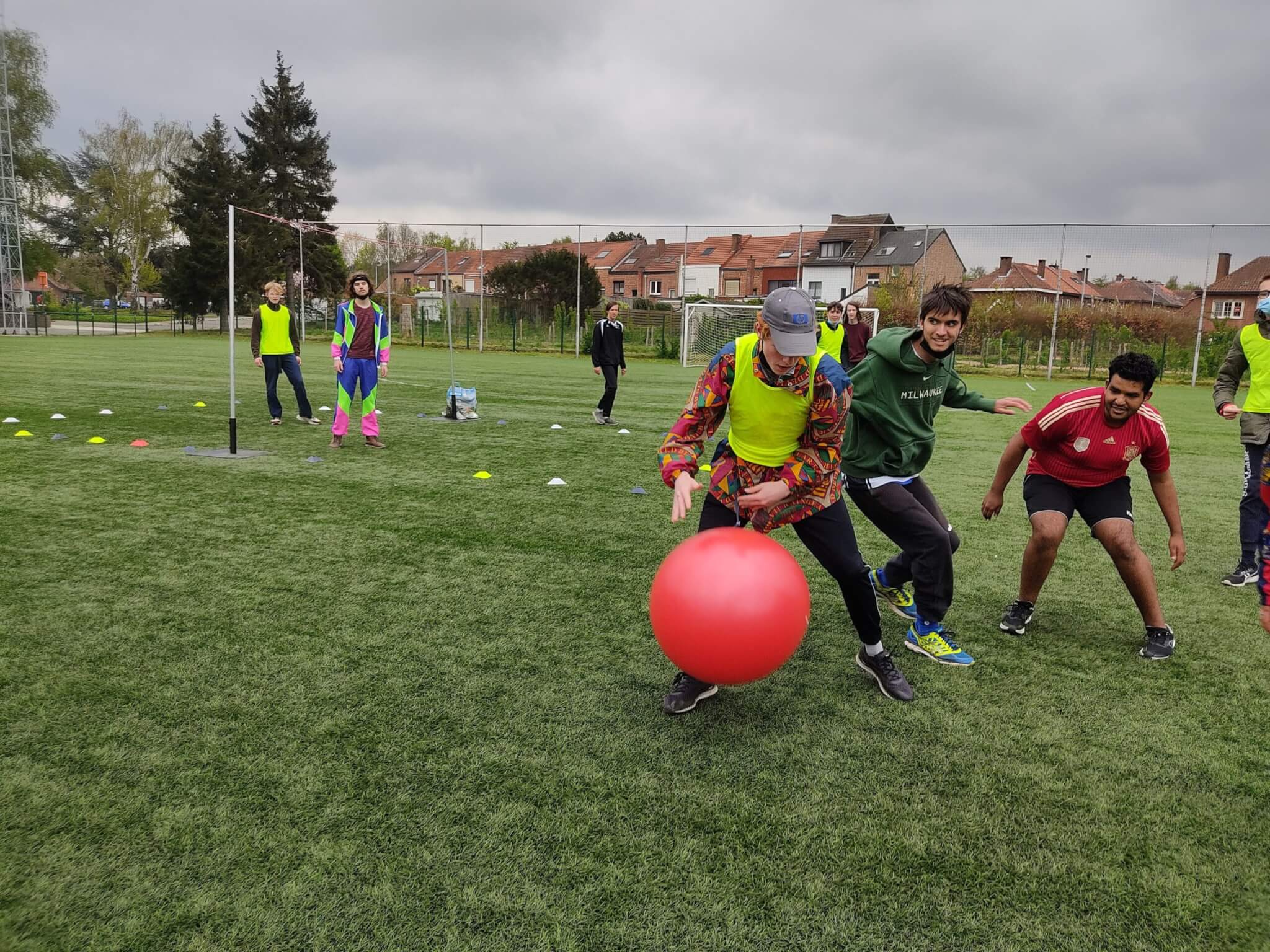 Jongeren spelen knalbal