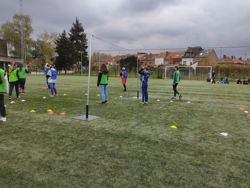 Kinderen spelen buiten op een sportveld.