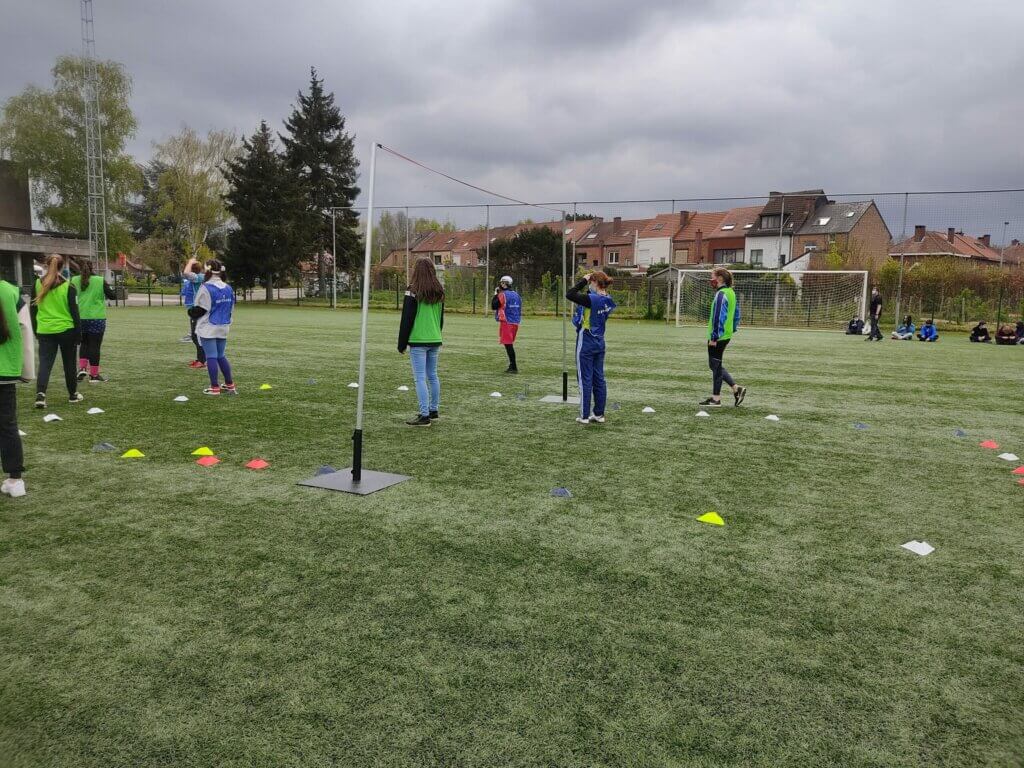 Kanlbal op grasveld