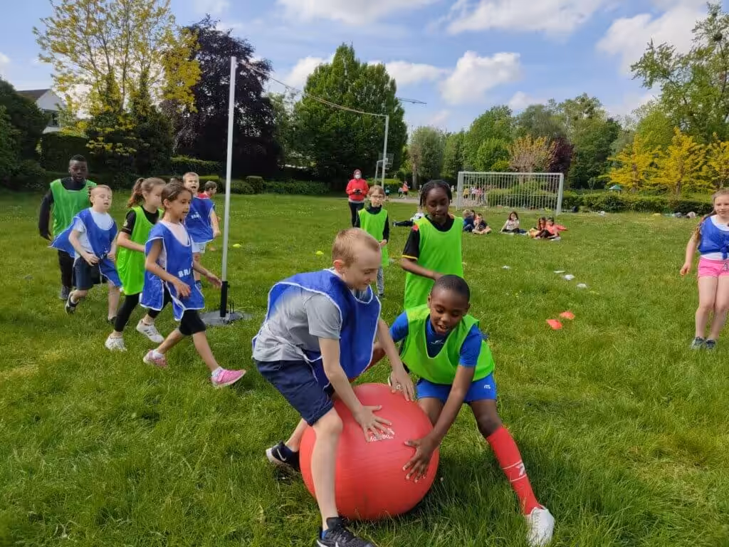 Kinderen spelen met bal in het park.