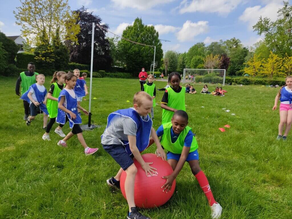 Kinderen spelen knalbal