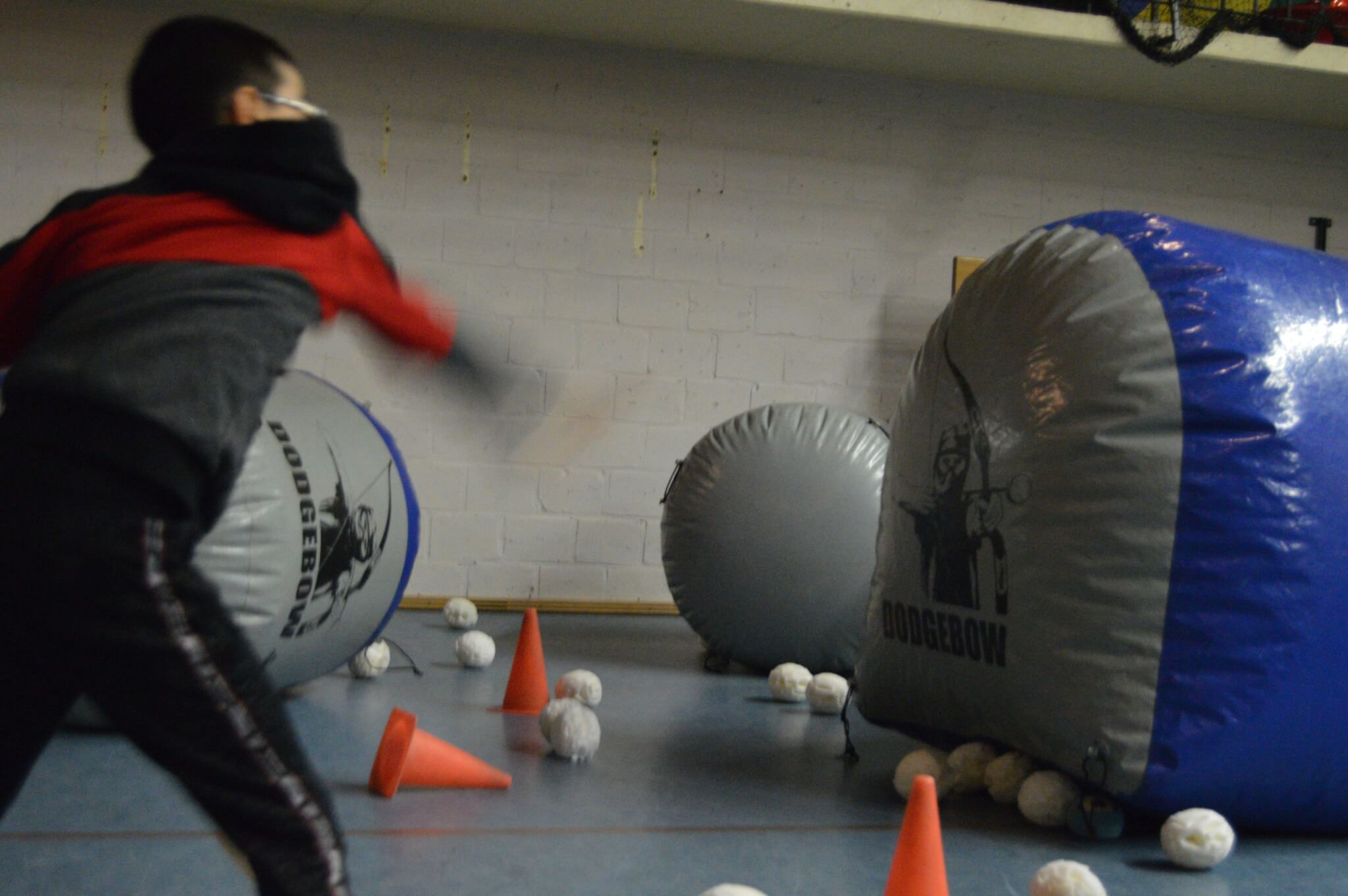 jongen gooit indoor sneeuwbal