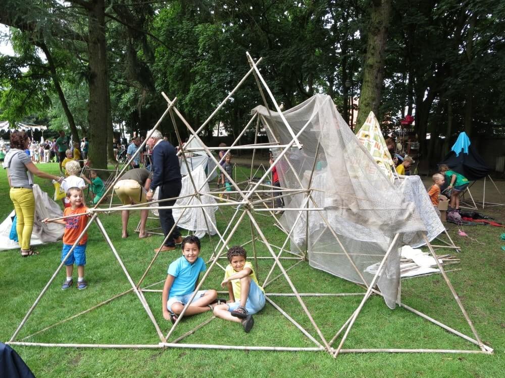jongens zitten in houten frame