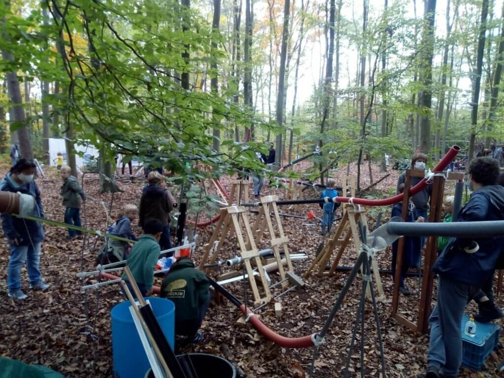 knikkerbaan in bos met mensen