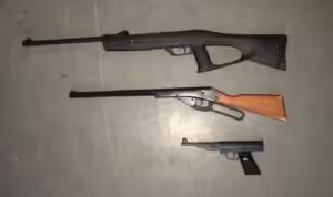 Drie verschillende modellen van luchtgeweren op de grond.