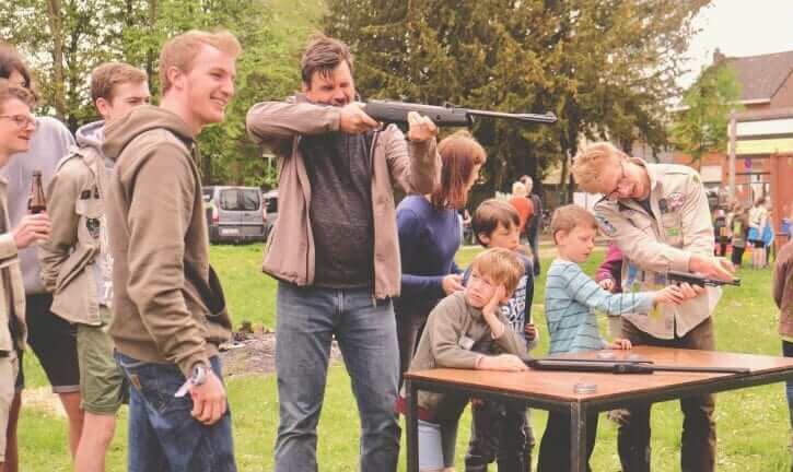 man richt met loodjesgeweer