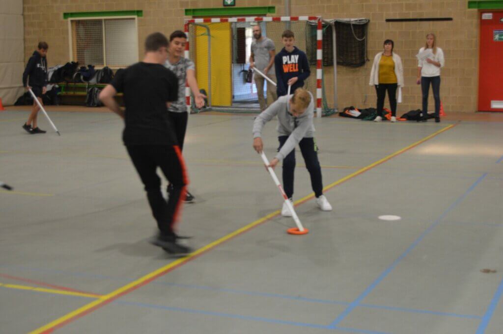 mannen spelen gym ringette binnen