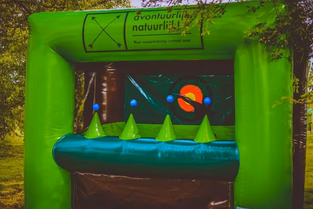 Opblaasbaar boogschieten spel met kleurrijk doelwit