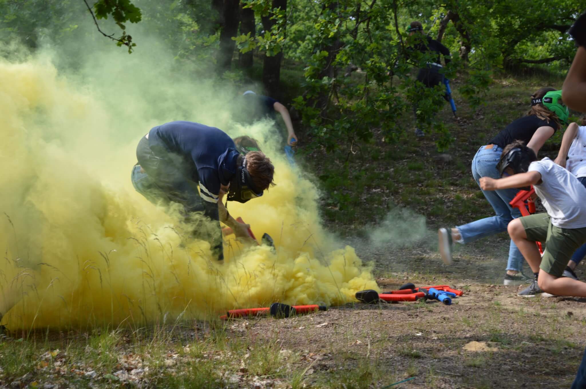 paintball gele rook gebukt