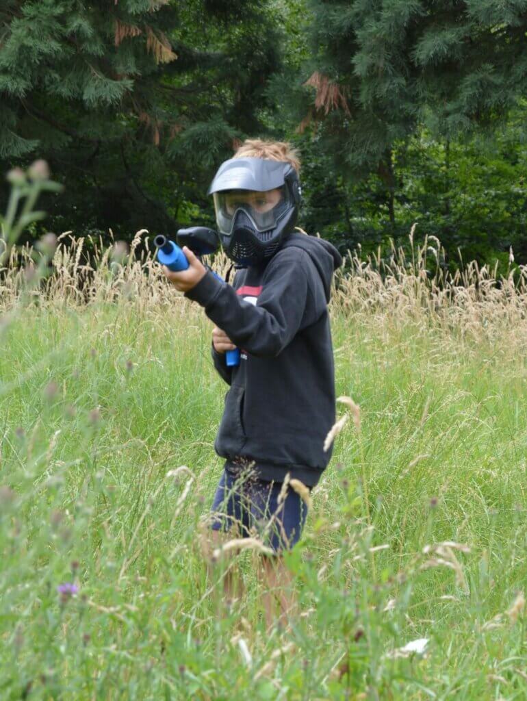 paintball jongen gras