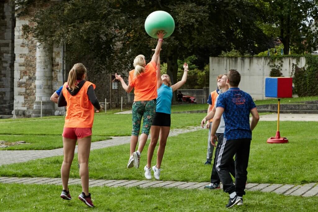 Jongeren spelen poull ball