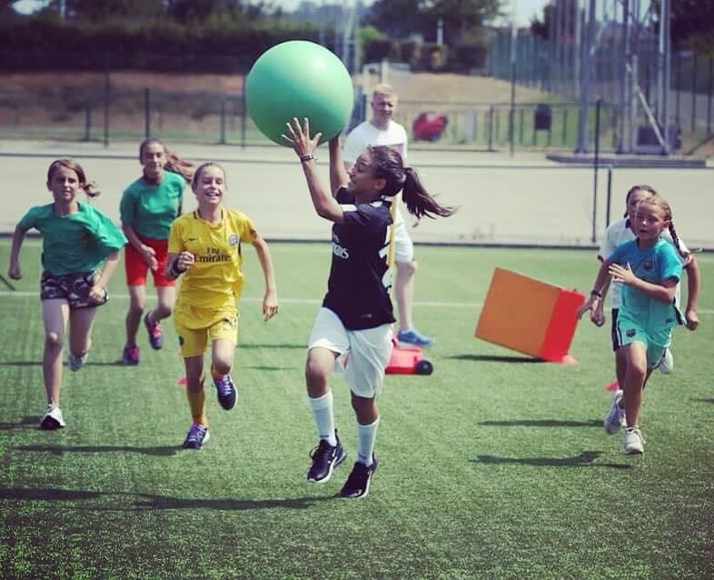 Kind vangt blauwe bal in actie