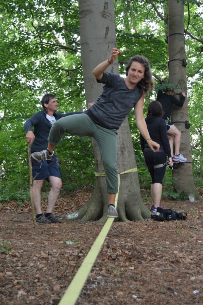 Vrouw balanceerd op slackline