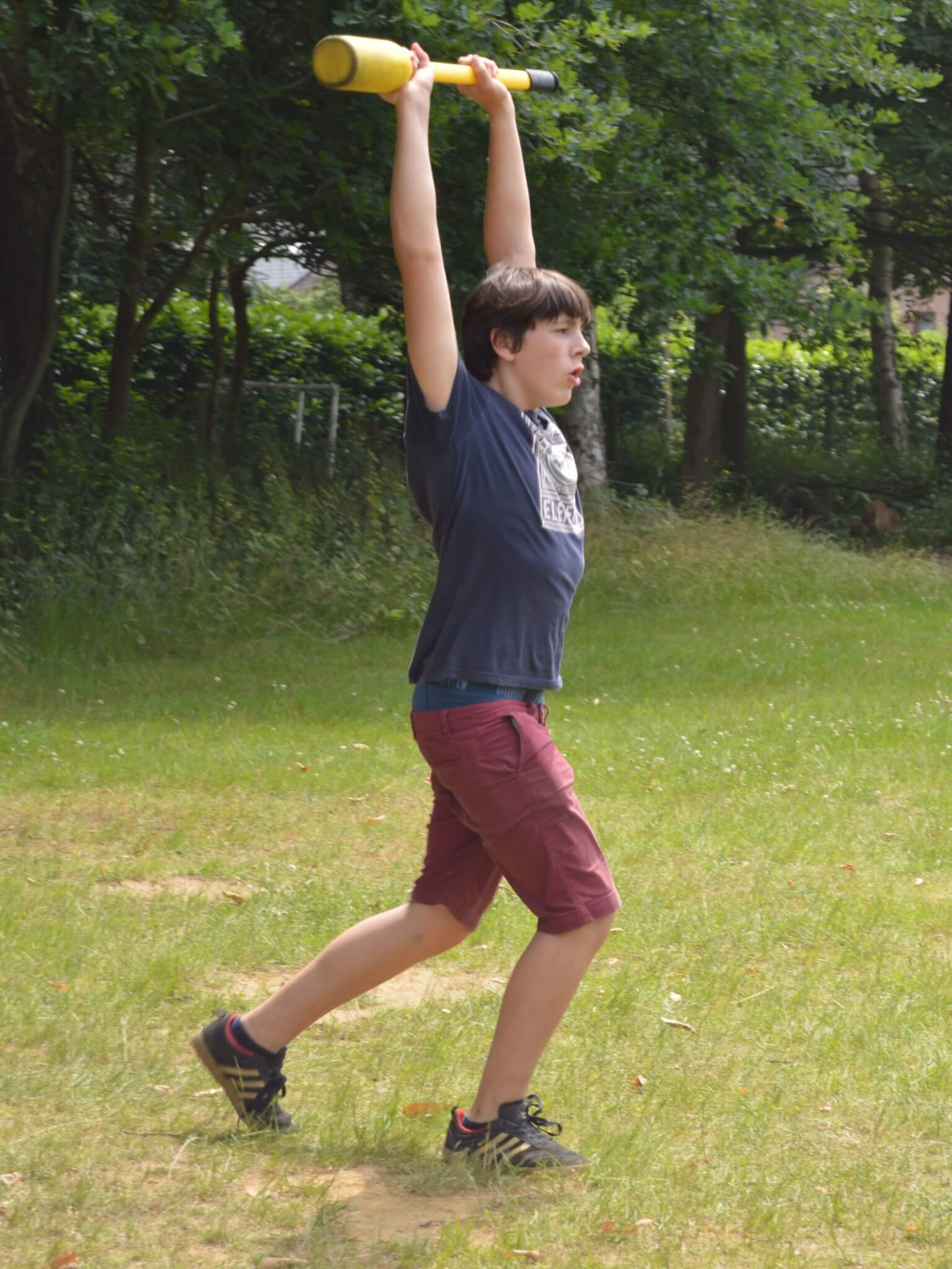 jongen met gele bat over hoofd