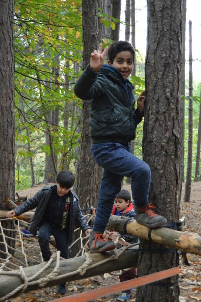 jongen tegen boom peace