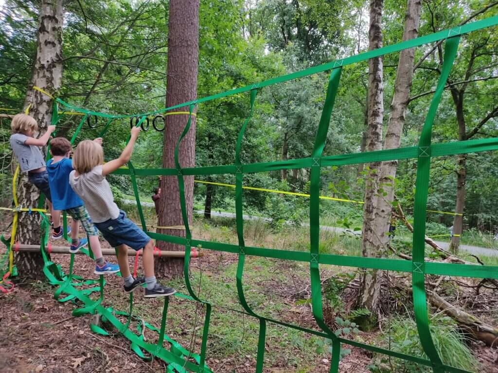 kinderen op groen hangnet