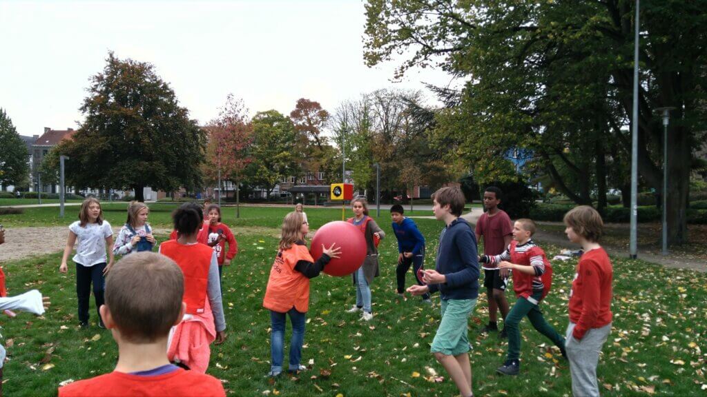 kinderen spelen poull ball