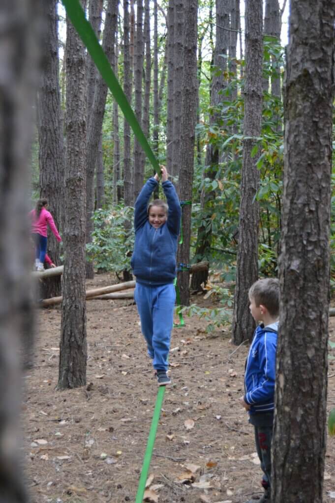meisje loopt over slackline
