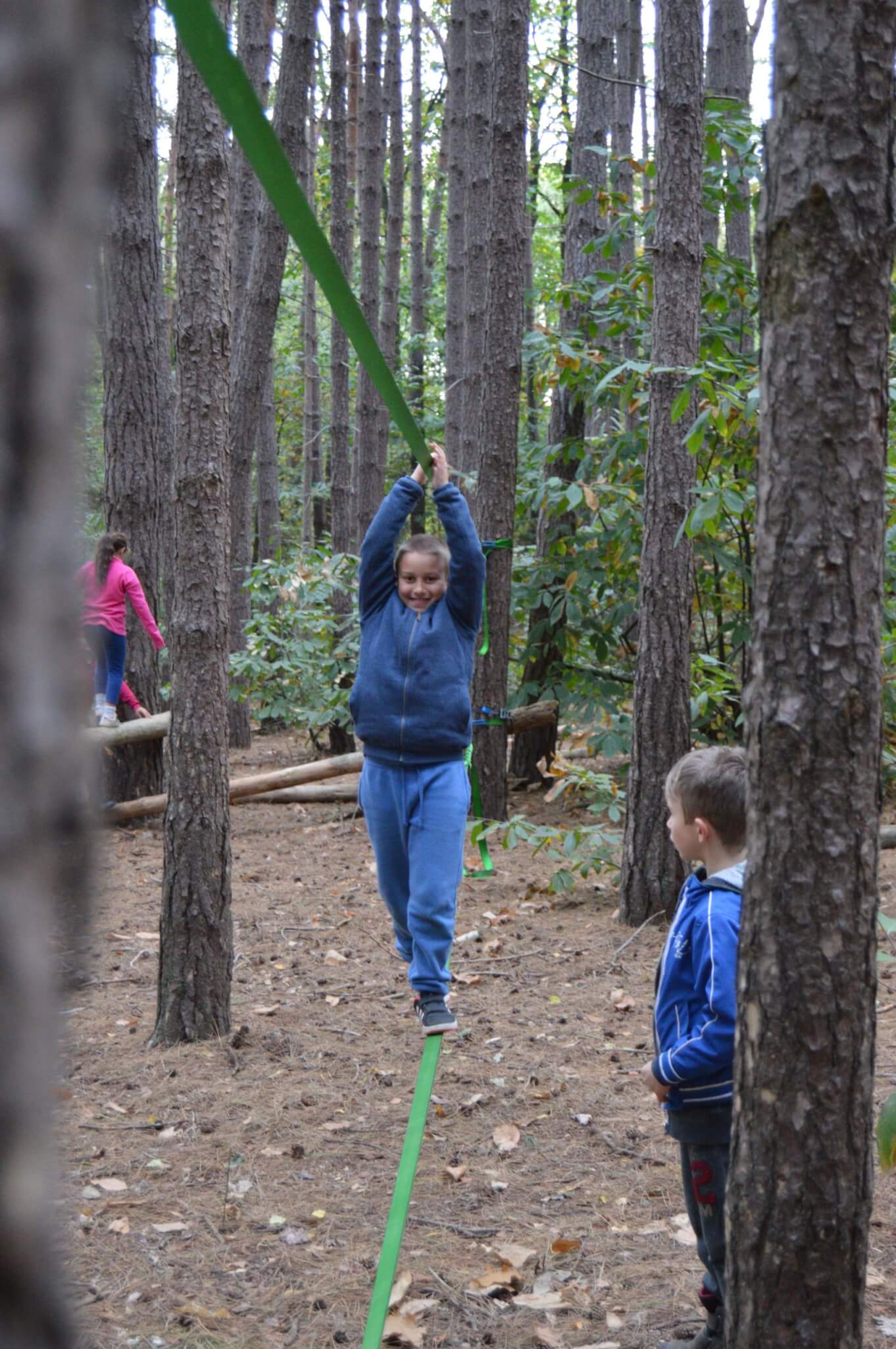 meisje loopt over slackline