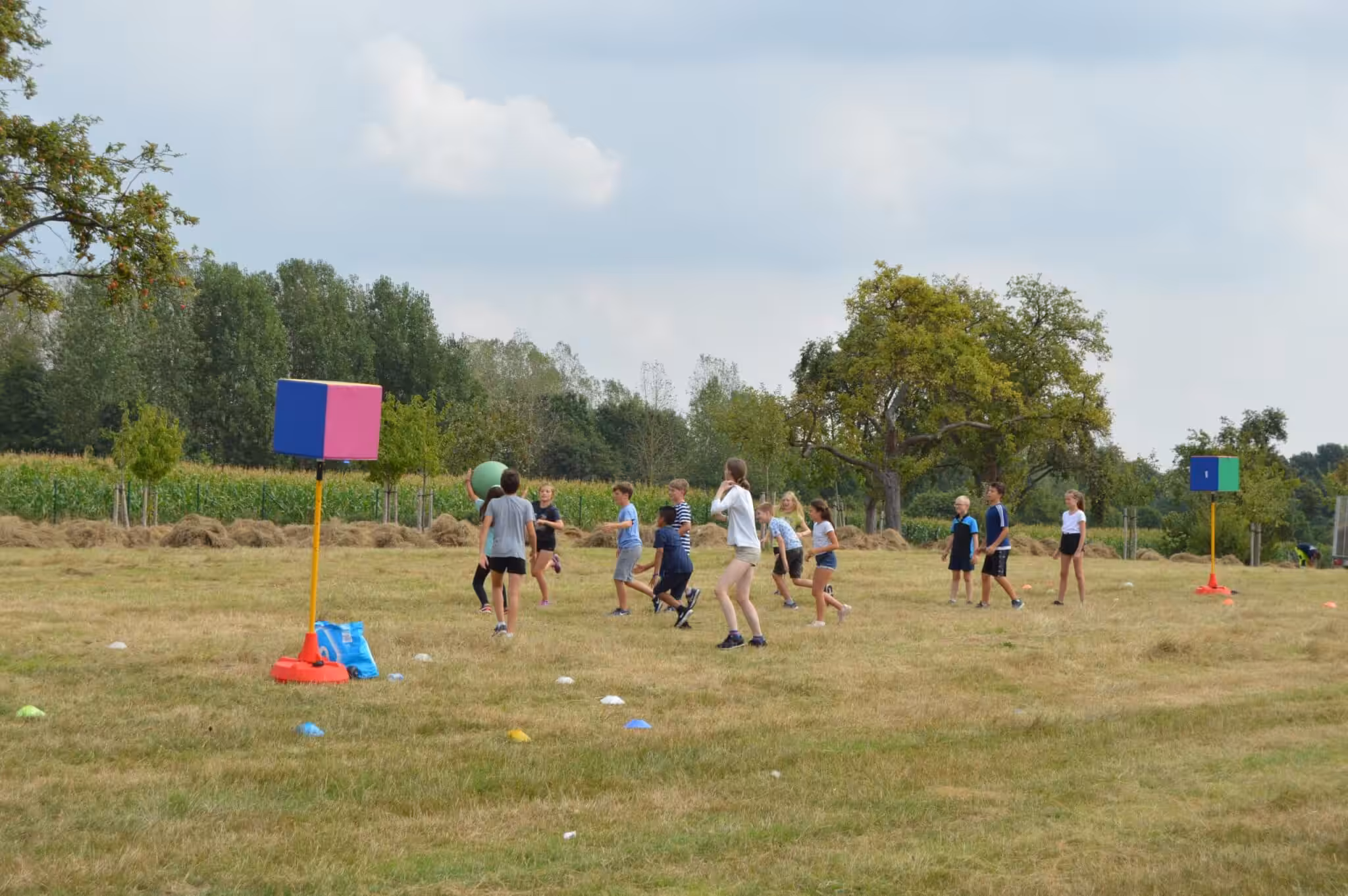 Kinderen spelen buiten spel op grasveld.