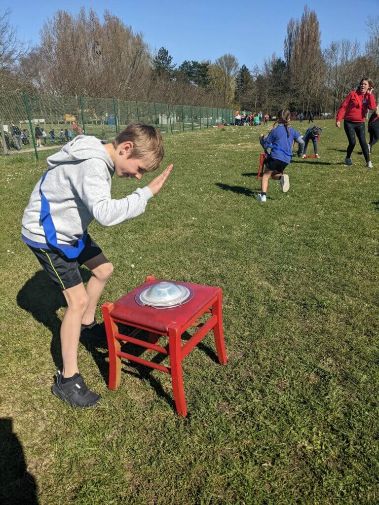 Jongen slaat op rode tafel