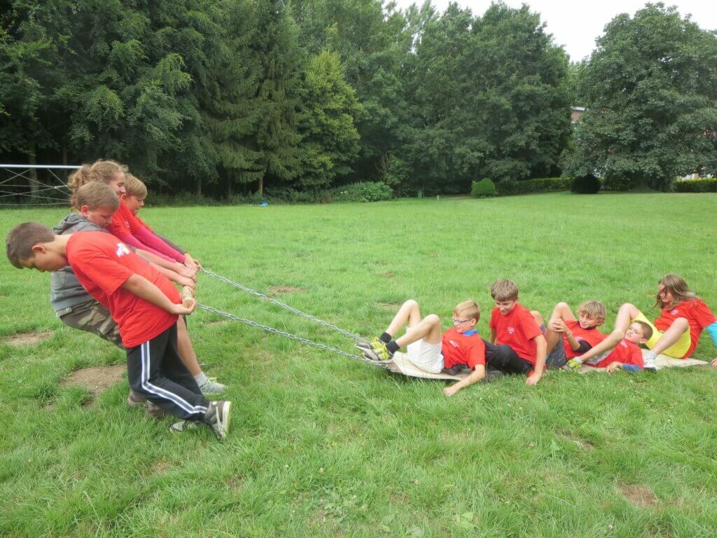 Kinderen trekken op mat