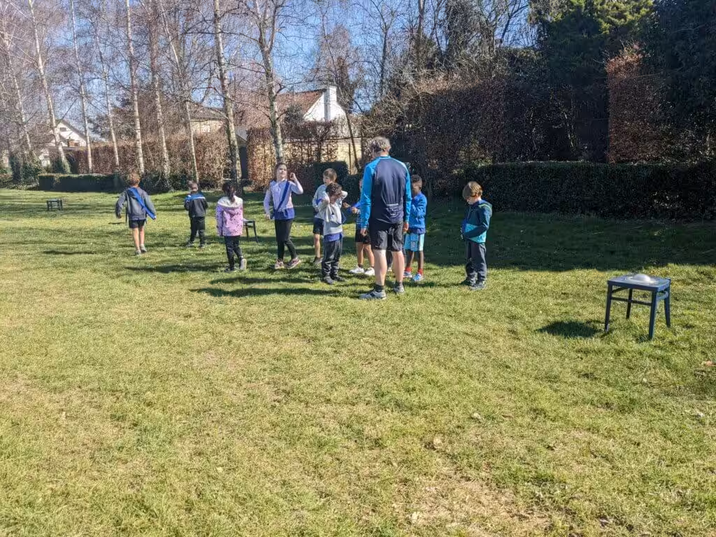 Kindergroep speelt buiten met begeleider