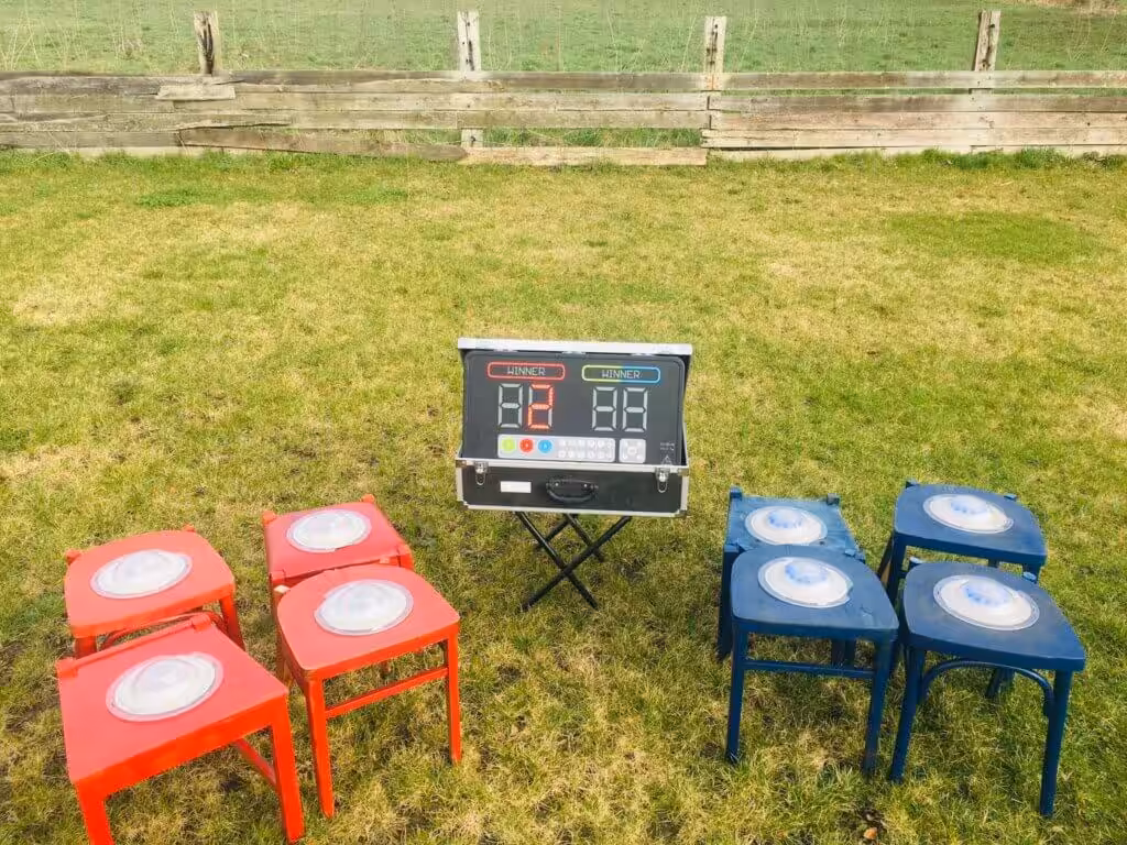 Buitenstoelen en scorebord op grasveld