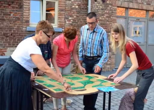 Groep mensen speelt de ware witte buiten op tafel.