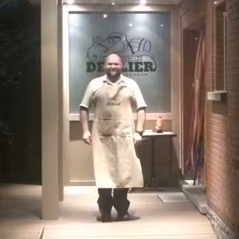 Man bij restaurant De Lier 's avonds buiten